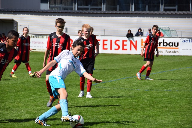 这雪有点大，欧冠赛前一名挪威记者在博德闪耀的球场边线处滑雪